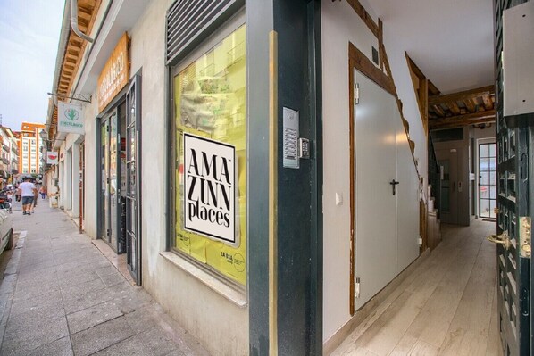 A storefront with a large window advertising 'AMA ZUNN places'. - Beautiful Renovated Loft in the center 9  (Madrid)