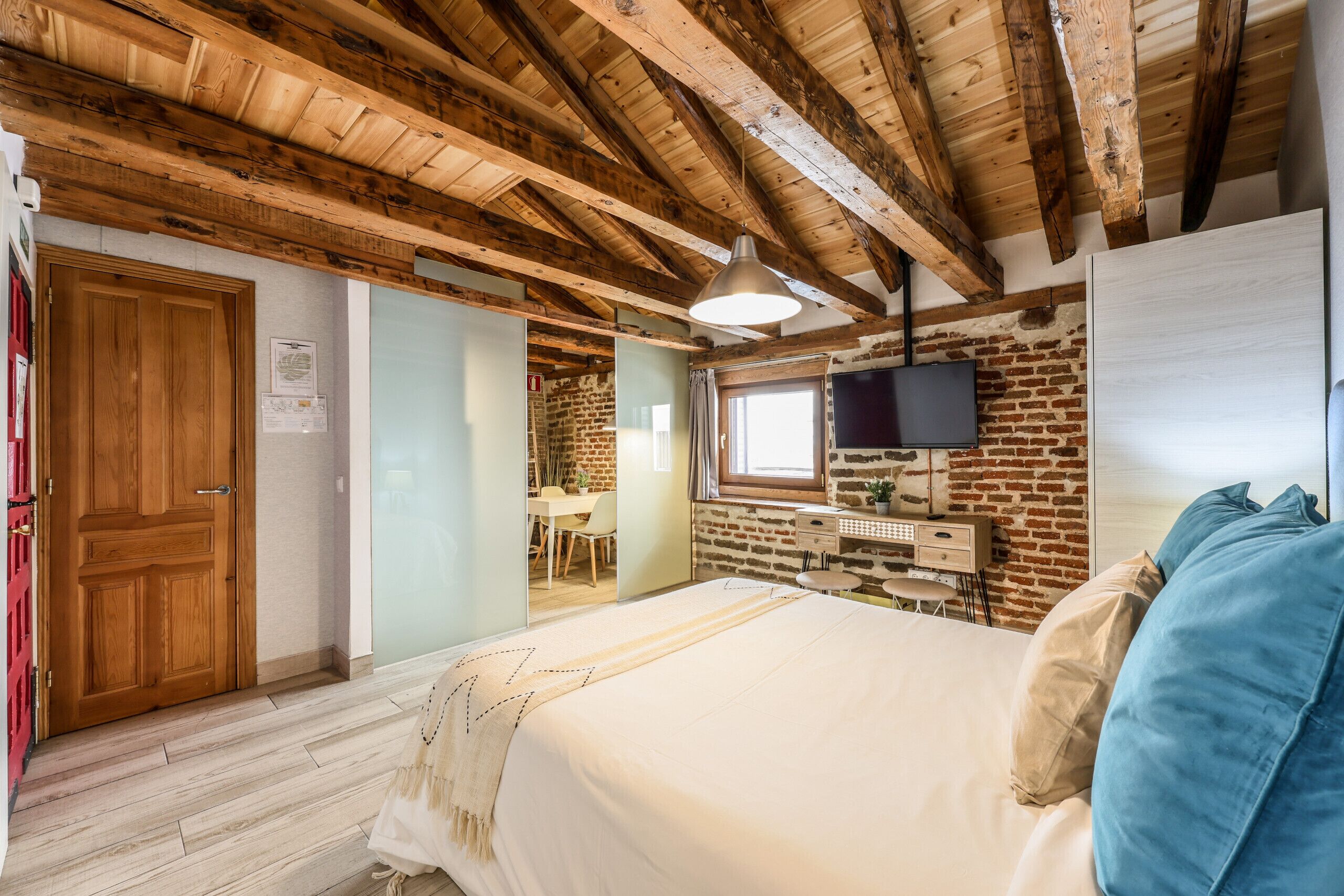 Iron/ironing board, free WiFi, bed sheets