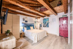 Een strijkplank/strijkijzer, gratis wifi, beddengoed