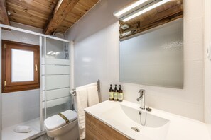Shower, hair dryer, towels - Beautiful Renovated Loft  in the center 012  (Madrid)