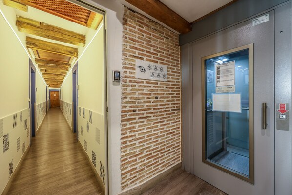 Interior - Beautiful Renovated Loft  in the center 012  (Madrid)