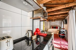 Fridge, microwave, coffee/tea maker, electric kettle - Beautiful Renovated Loft in the center 8  (Madrid)