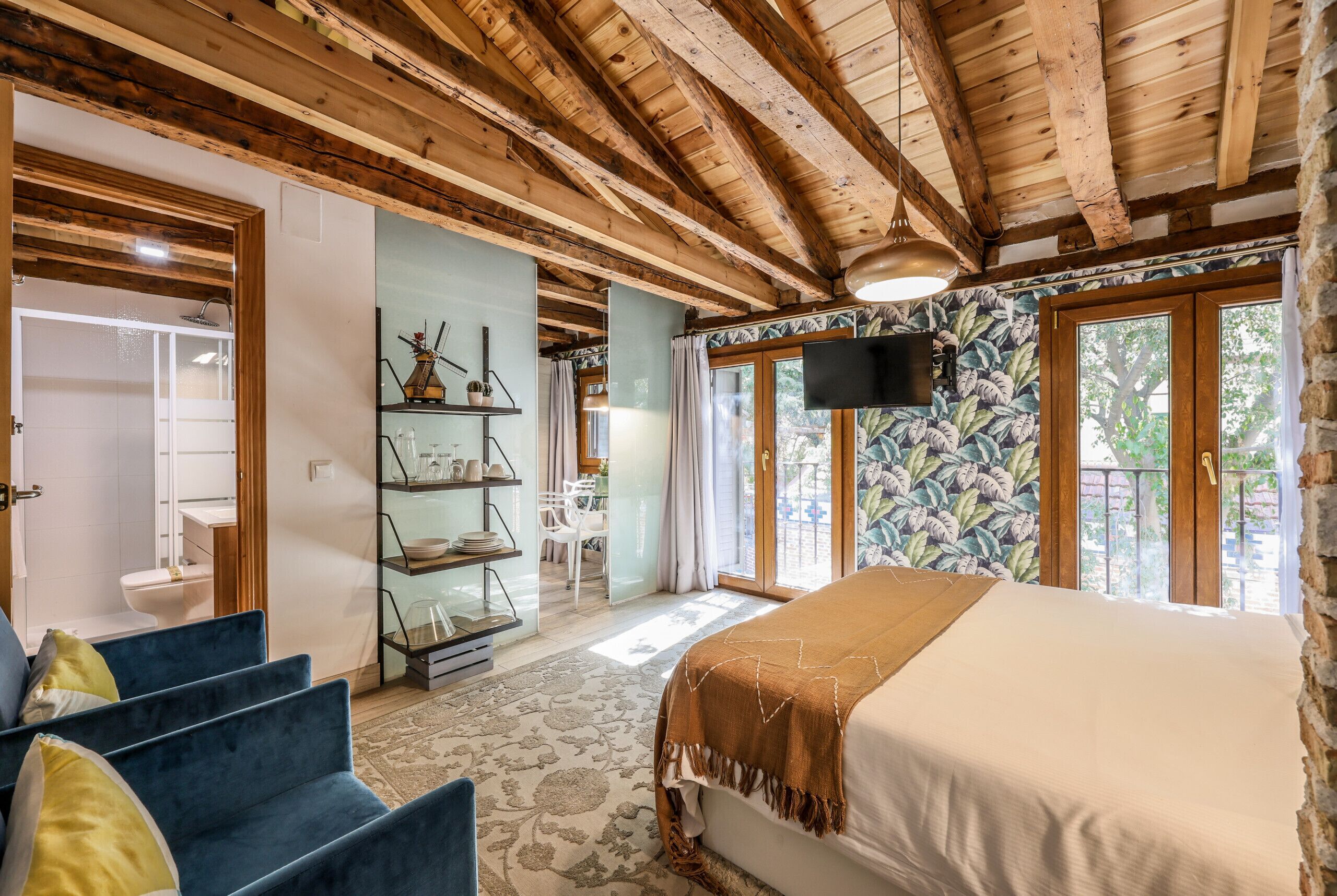 Iron/ironing board, free WiFi, bed sheets