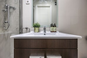 Shower, hair dryer, towels - Loft in Gran Via -5º No Elevator-SB3 (Madrid)