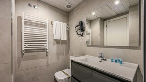Ducha, secador de pelo, toallas