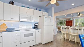 Frigorífico, microondas, horno y placa de cocina