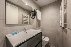Shower, hair dryer, towels, shampoo