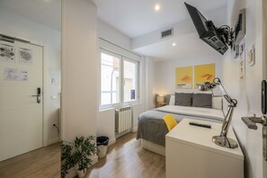 Una scrivania, Wi-Fi gratuito, lenzuola