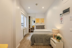 Een bureau, een strijkplank/strijkijzer, gratis wifi, beddengoed