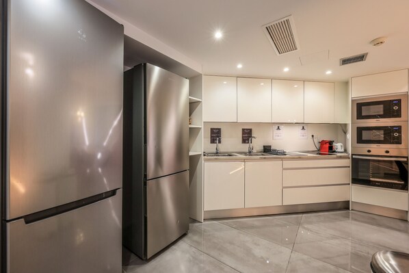 Fridge, microwave, oven, cookware/dishes/utensils