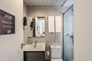 Een douche, een haardroger, handdoeken, zeep