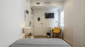 Een bureau, een strijkplank/strijkijzer, gratis wifi, beddengoed