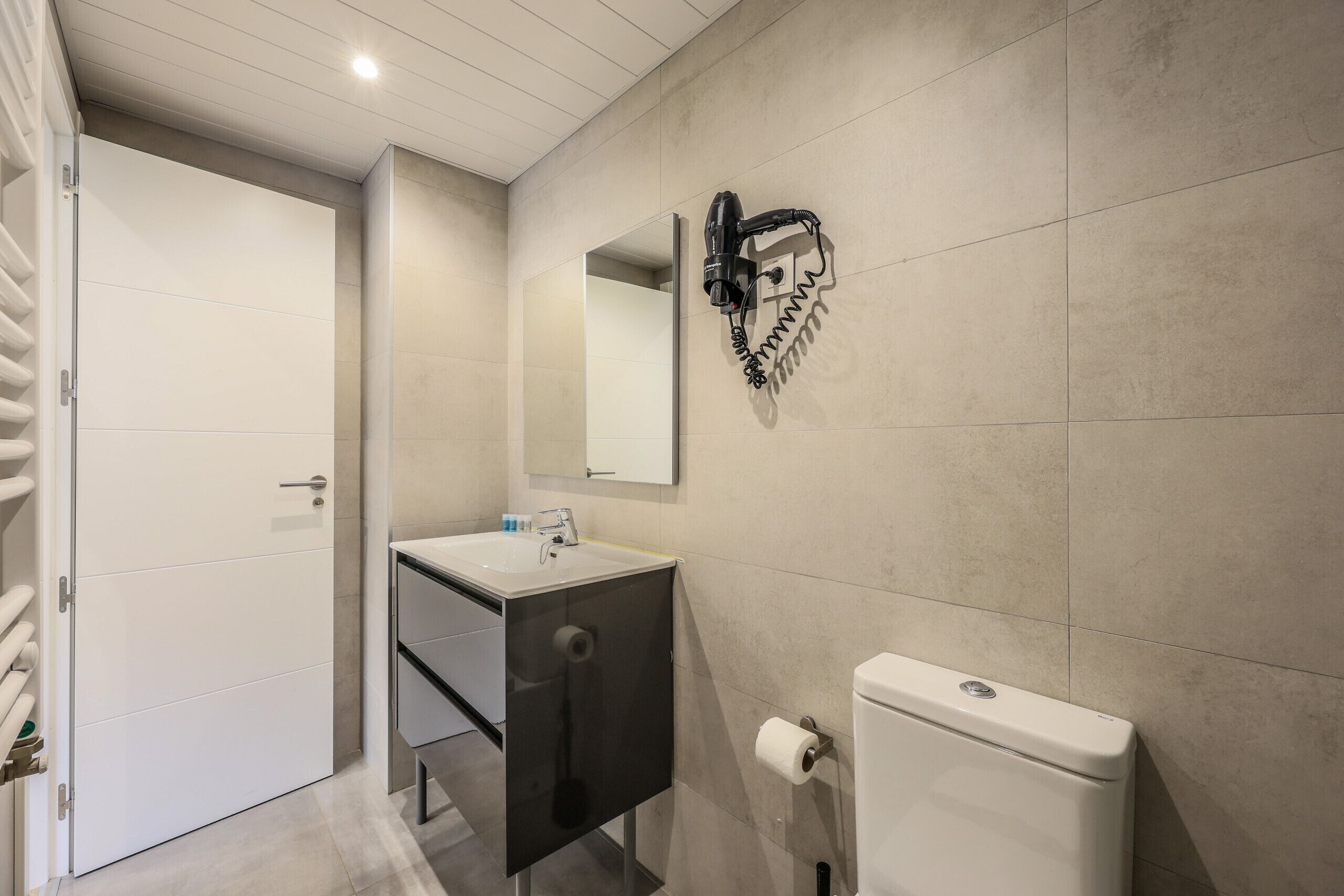 Douche, sèche-cheveux, serviettes fournies