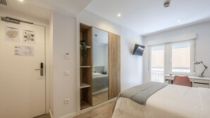 A bedroom with a bed, a desk, a chair, a wardrobe, and a window. - Blasco de Garay, double room with gym 107 (Madrid)