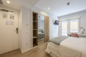 Desk, free WiFi - Blasco de Garay, double room with gym 107 (Madrid)