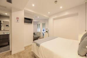 1 室のベッドルーム、デスク、WiFi (無料)、ベッドシーツ
