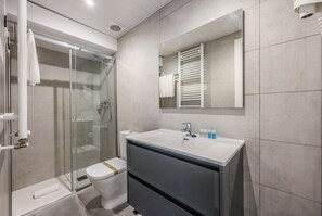 Een douche, een haardroger, handdoeken