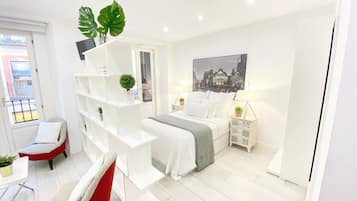 Tabla de planchar con plancha, wifi gratis y ropa de cama