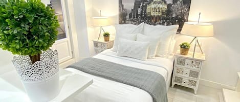 Een strijkplank/strijkijzer, gratis wifi, beddengoed