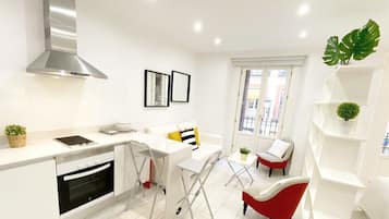 Refrigerador, microondas, horno, placa de cocina