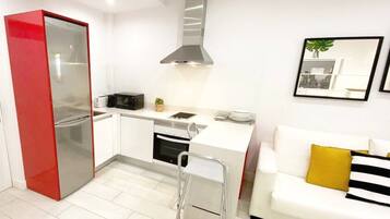 Refrigerador, microondas, horno y parrilla de estufa