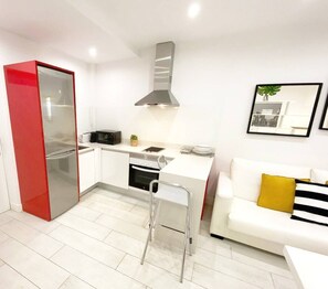 Frigorifero, microonde, forno, piano cottura