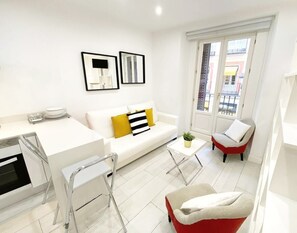 TV - Design apartment in Plaza Mayor 3 I (Madrid)