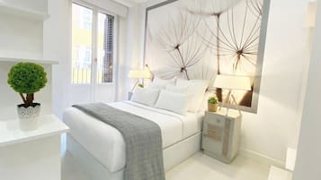 Tabla de planchar con plancha, wifi gratis y ropa de cama