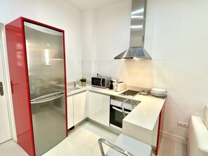 Kühlschrank, Mikrowelle, Ofen, Herdplatte