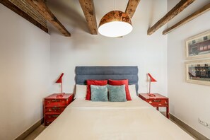 Tabla de planchar con plancha, wifi gratis y ropa de cama 