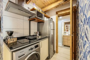 Fridge, microwave, stovetop, coffee/tea maker