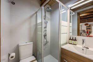 Shower, hair dryer, towels, shampoo