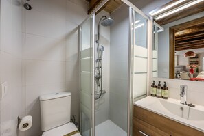 Shower, hair dryer, towels, shampoo