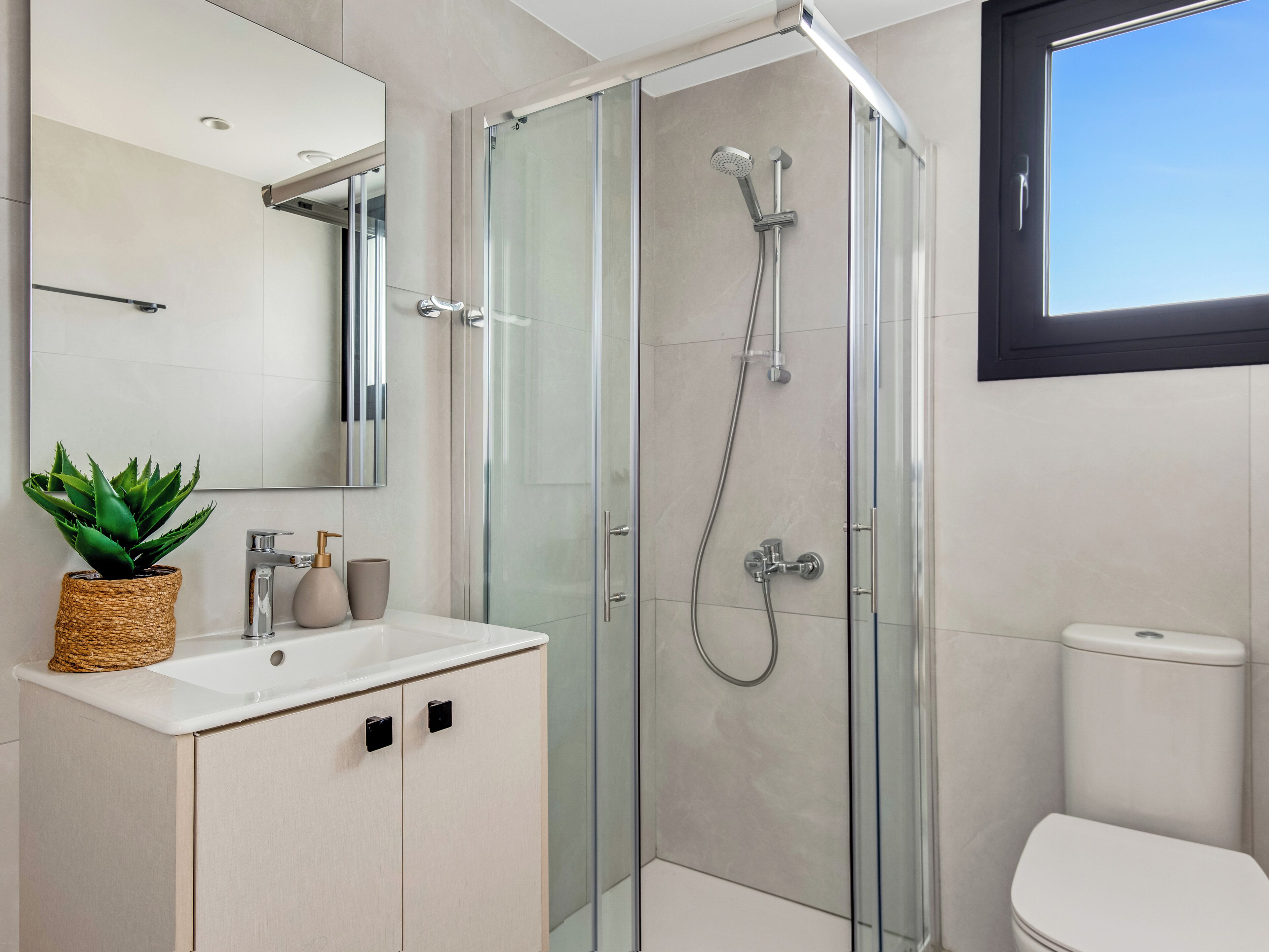 Sanders Elgio - Delightful 2-bdr Apt w Balcony