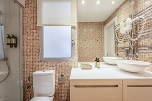 淋浴设施、吹风机、毛巾