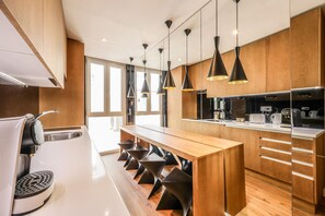 Réfrigérateur, micro-ondes, plaque de cuisson, cafetiÚre/bouilloire
