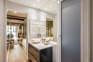 Shower, hair dryer, towels