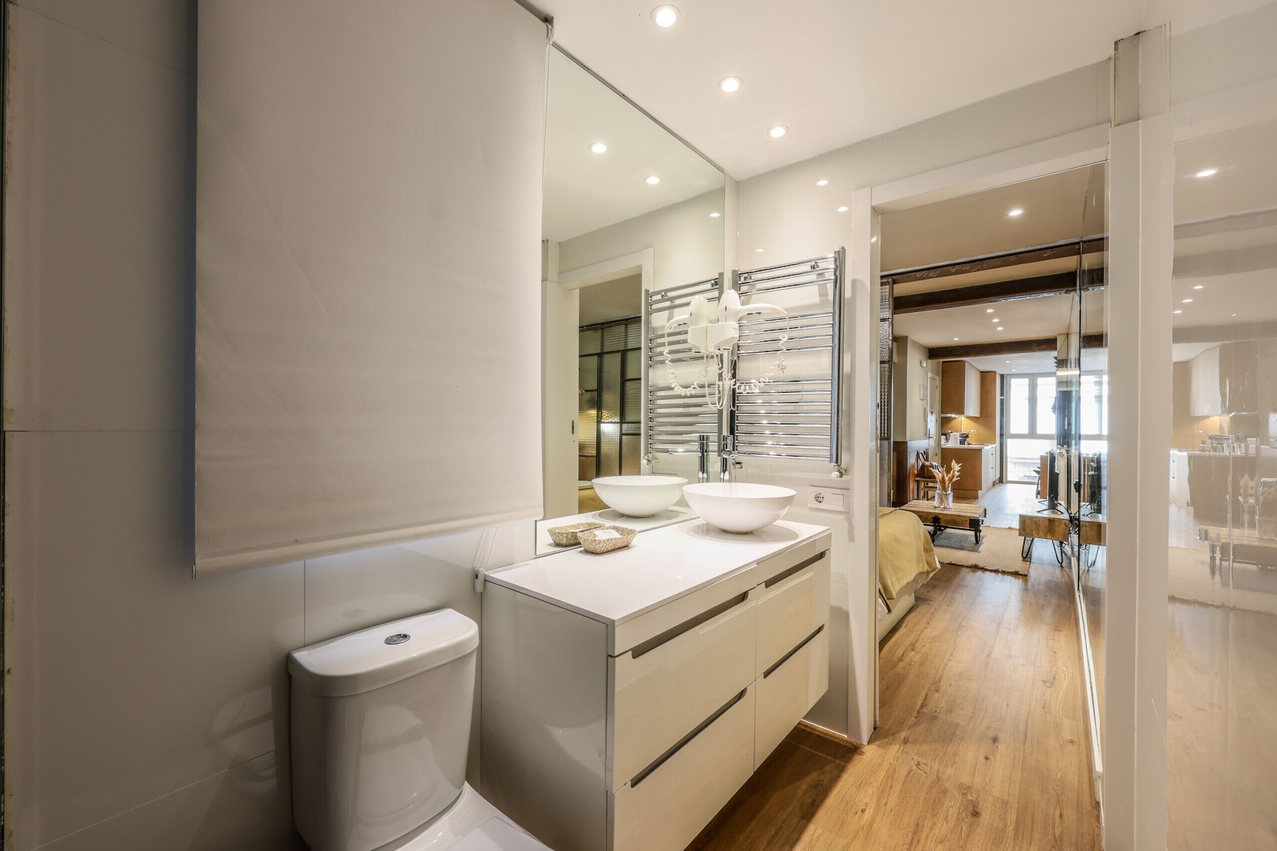 Regadera, secadora de cabello, toallas 