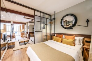 Tabla de planchar con plancha, wifi gratis y ropa de cama 