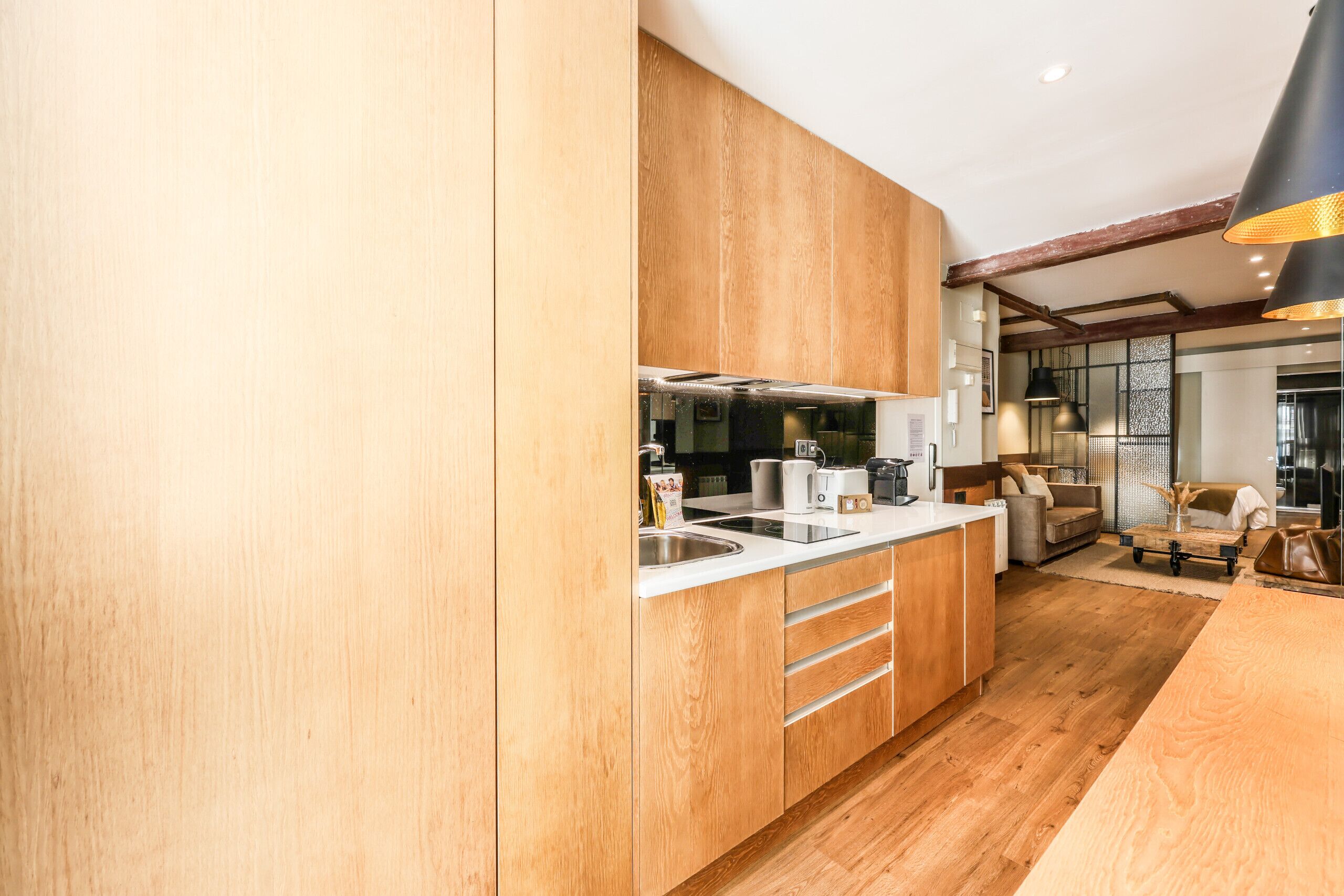 雪櫃、微波爐、咖啡機/沖茶器、多士爐