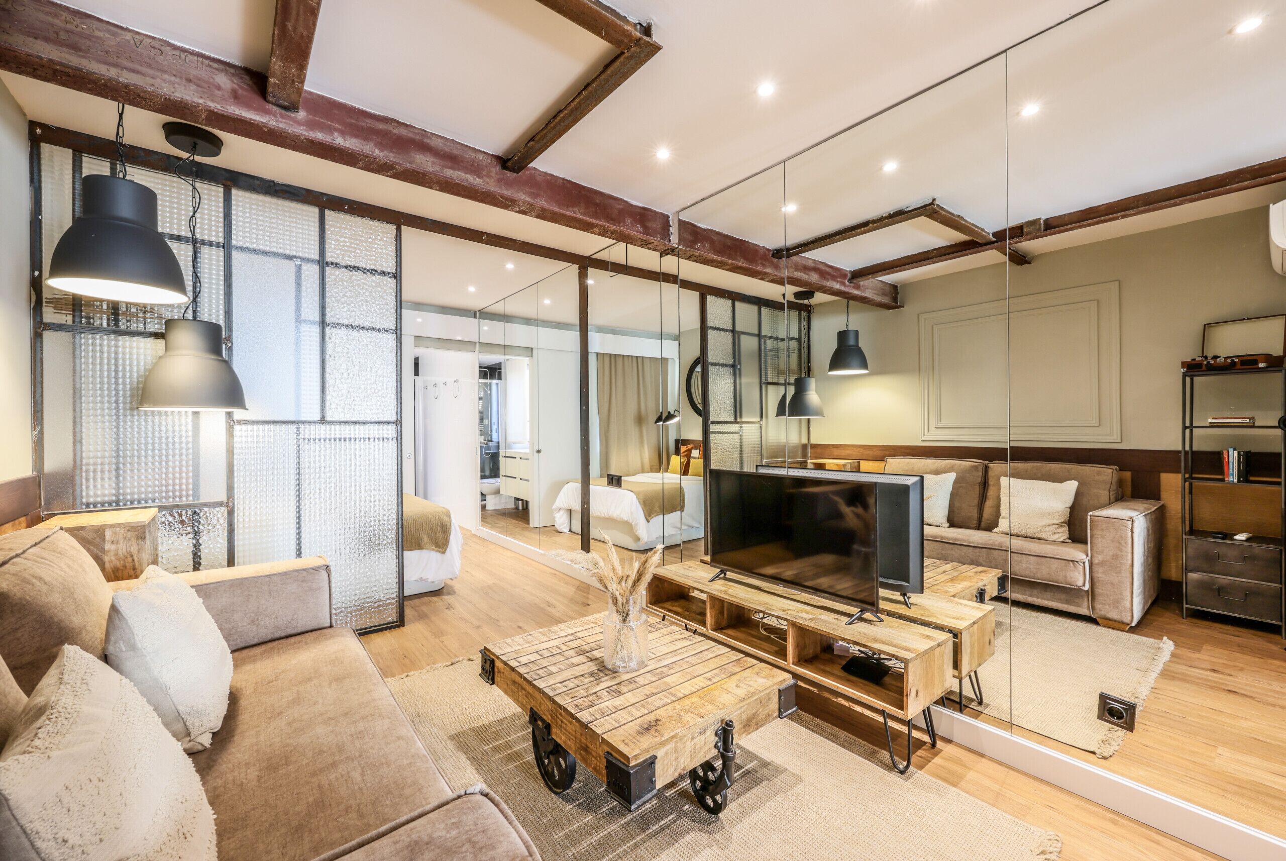 Tabla de planchar con plancha, wifi gratis, ropa de cama