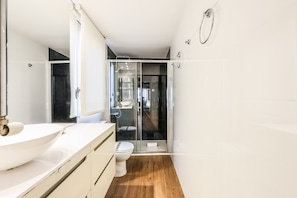 Shower, hair dryer, towels - Design loft in CHUECA I4D (Madrid)