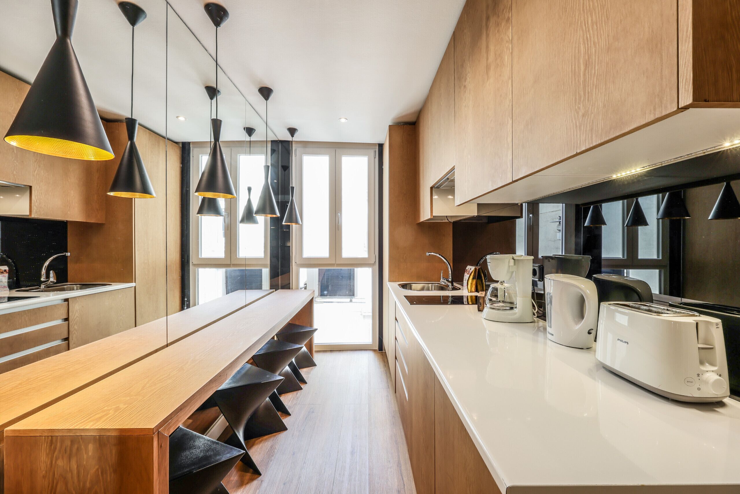 Een koelkast, een microgolfoven, een koffiezetapparaat/waterkoker