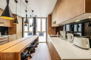 Frigorífico, microondas, cafetera o tetera y tostadora