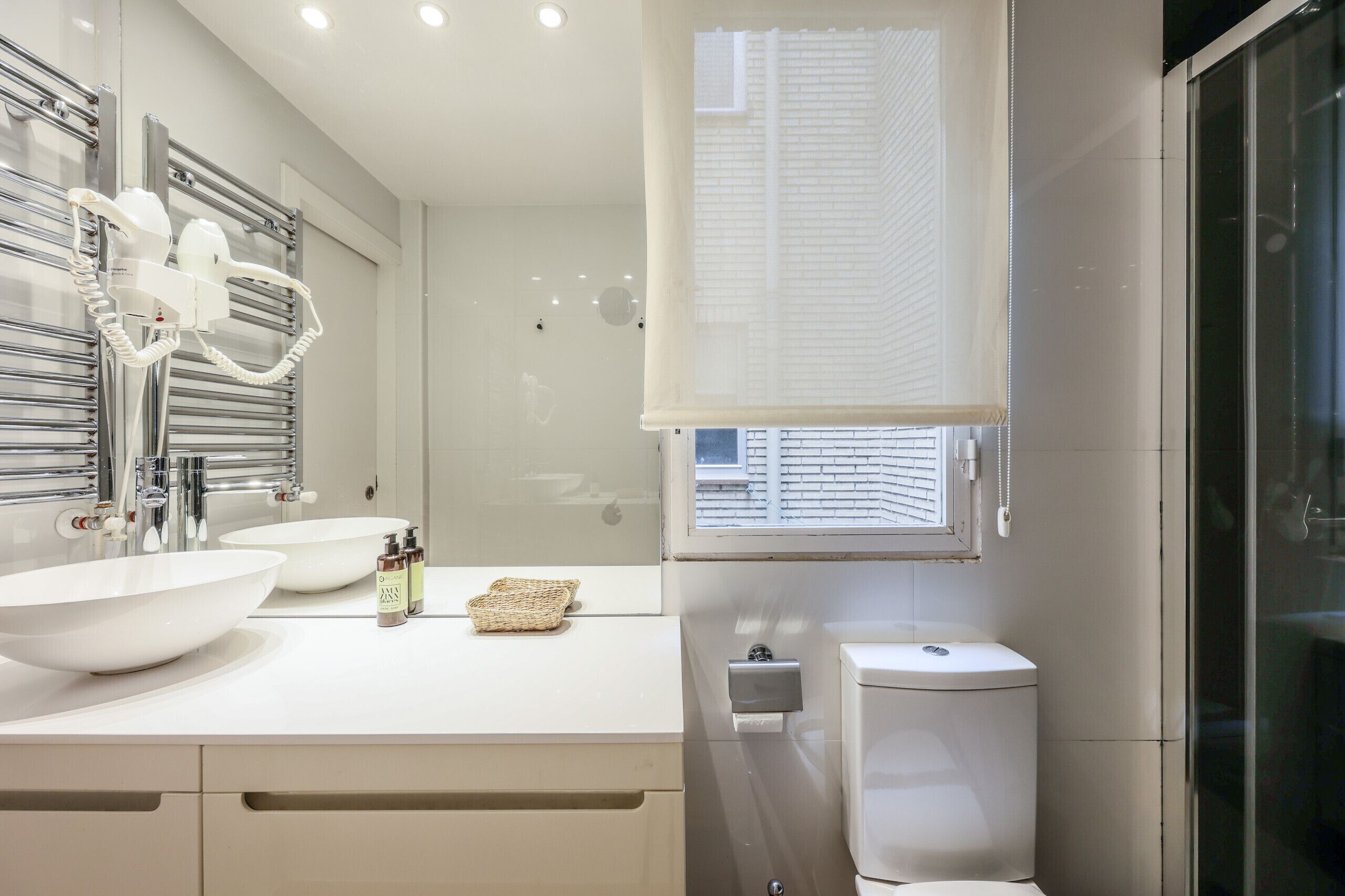 Dusj, hårføner og håndklær