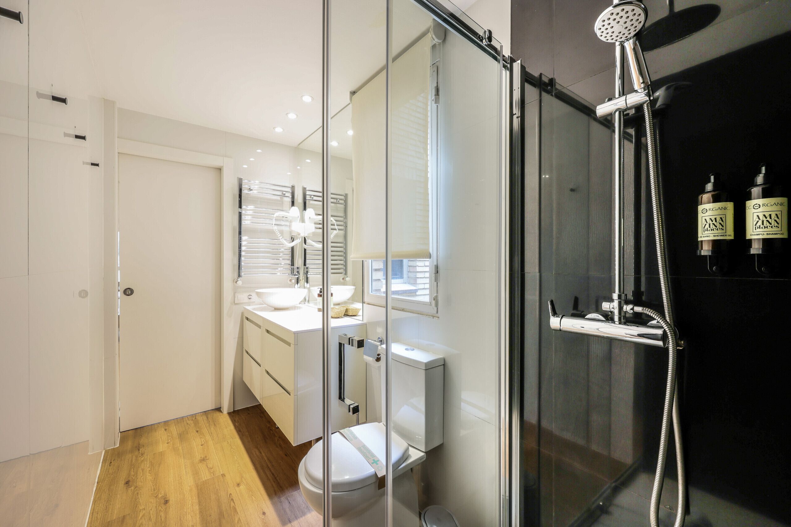 Douche, sèche-cheveux, serviettes fournies