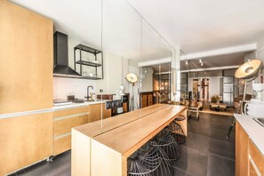 Réfrigérateur, micro-ondes, plaque de cuisson, cafetiÚre/bouilloire