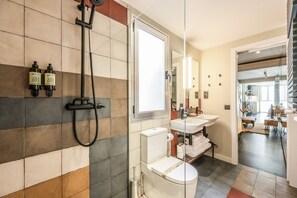 A modern bathroom with a shower, toilet, and sink. - Design loft in CHUECA I4I (Madrid)
