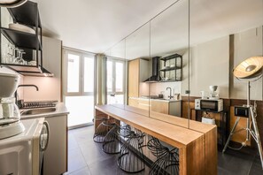 Réfrigérateur, micro-ondes, plaque de cuisson, cafetiÚre/bouilloire
