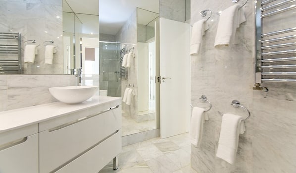 Dusche, Haartrockner, Handtücher